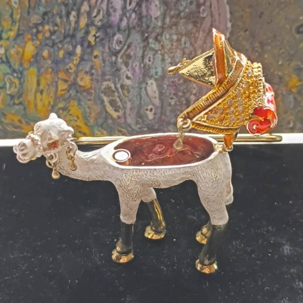 Elegant Camel Trinket Box with Gold Tones and Red Accents (Qifu)
